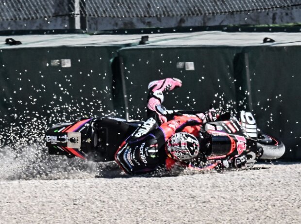 Aleix Espargaro stürzt Aleix Espargaro stürzt
