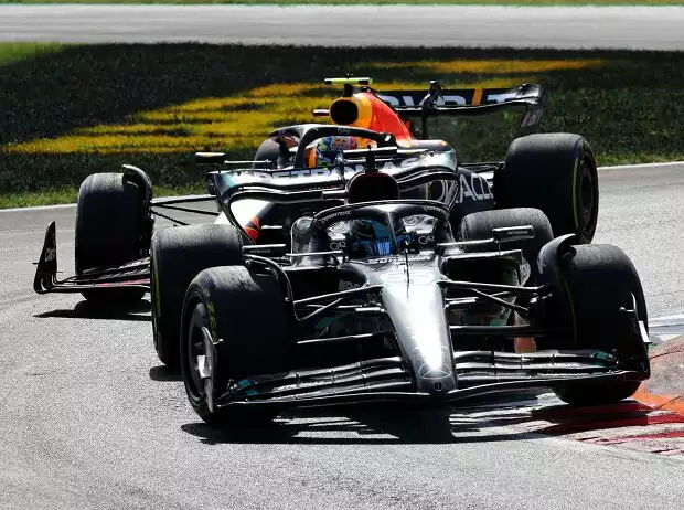 George Russell (Mercedes W14) vor Sergio Perez (Red Bull RB19) beim Formel-1-Rennen in Monza 2023 Titel-Bild zur News: George Russell (Mercedes W14) vor Sergio Perez (Red Bull RB19) beim Formel-1-Rennen in Monza 2023