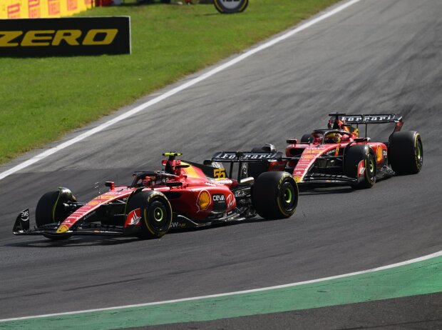 Titel-Bild zur News: Carlos Sainz und Charles Leclerc (Ferrari SF-23) beim Formel-1-Rennen in Monza 2023