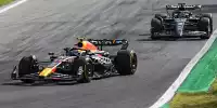 Sergio Perez im Red Bull RB19 vor George Russell im Mercedes W14 in Monza 2023