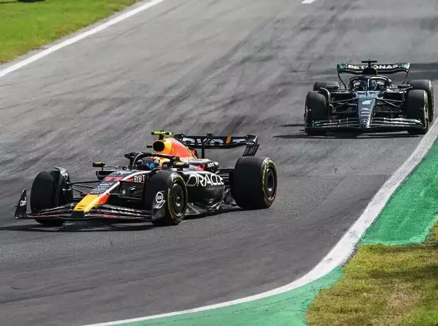 Titel-Bild zur News: Sergio Perez im Red Bull RB19 vor George Russell im Mercedes W14 in Monza 2023