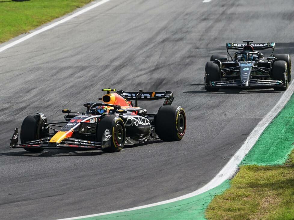 Sergio Perez im Red Bull RB19 vor George Russell im Mercedes W14 in Monza 2023
