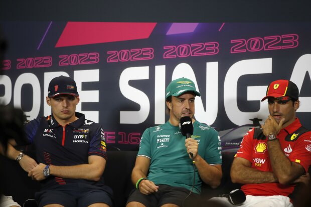 Max Verstappen Fernando Alonso Carlos Sainz Ferrari Ferrari F1Red Bull Red Bull F1Aston Martin Aston Martin F1 ~Max Verstappen (Red Bull), Fernando Alonso (Aston Martin) und Carlos Sainz (Ferrari) ~ Max Verstappen Fernando Alonso Carlos Sainz Ferrari Ferrari F1Red Bull Red Bull F1Aston Martin Aston Martin F1 ~Max Verstappen (Red Bull), Fernando Alonso (Aston Martin) und Carlos Sainz (Ferrari) ~