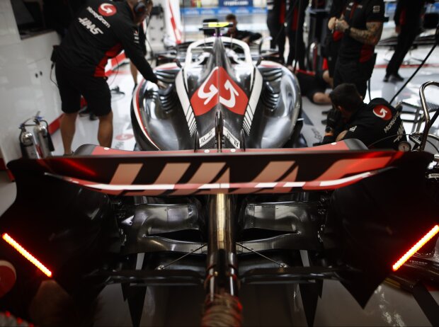 Die Heckpartie des Haas VF-23 mit den Seitenkästen im Inwash-Design Die Heckpartie des Haas VF-23 mit den Seitenkästen im Inwash-Design