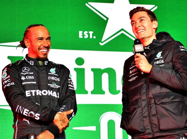Titel-Bild zur News: Lewis Hamilton und George Russell bei einem Formel-1-Promoevent für den Großen Preis von Las Vegas