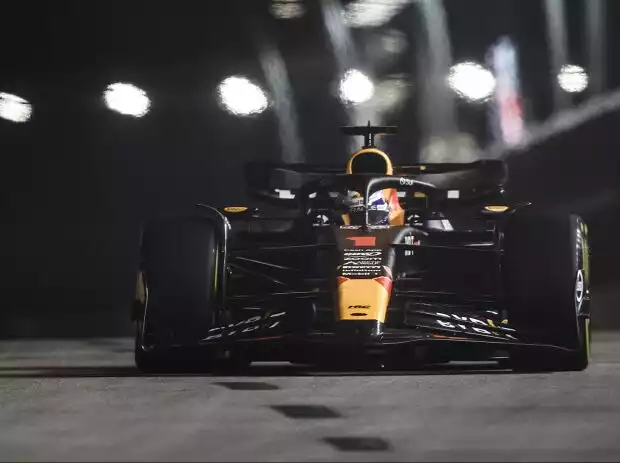 Max Verstappen im Red Bull RB19 beim Formel-1-Training in Singapur 2023 Titel-Bild zur News: Max Verstappen im Red Bull RB19 beim Formel-1-Training in Singapur 2023