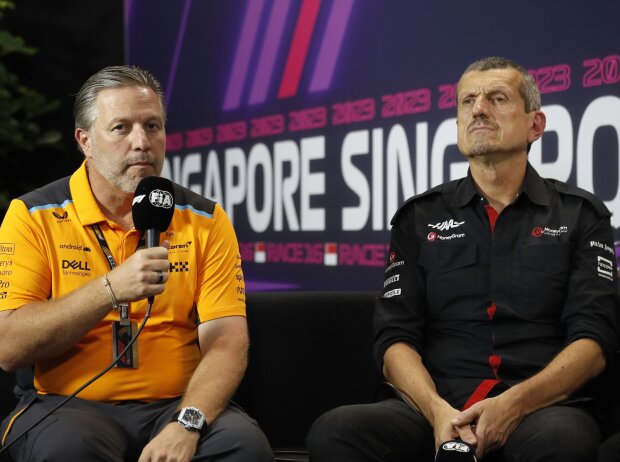 Zak Brown (McLaren) und Günther Steiner (Haas) in der Pressekonferenz in Singapur