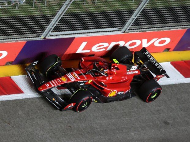 Titel-Bild zur News: Carlos Sainz (Ferrari SF-23) beim Training zum Formel-1-Rennen in Singapur 2023