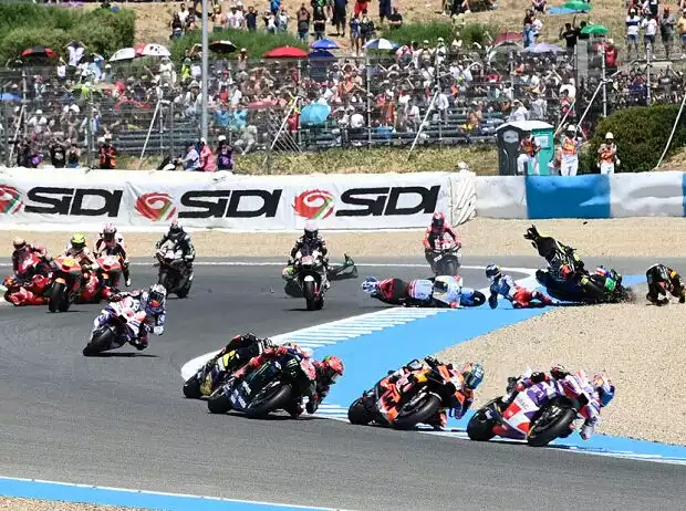 Startunfall im MotoGP-Sprint in Jerez 2023 Titel-Bild zur News: Startunfall im MotoGP-Sprint in Jerez 2023