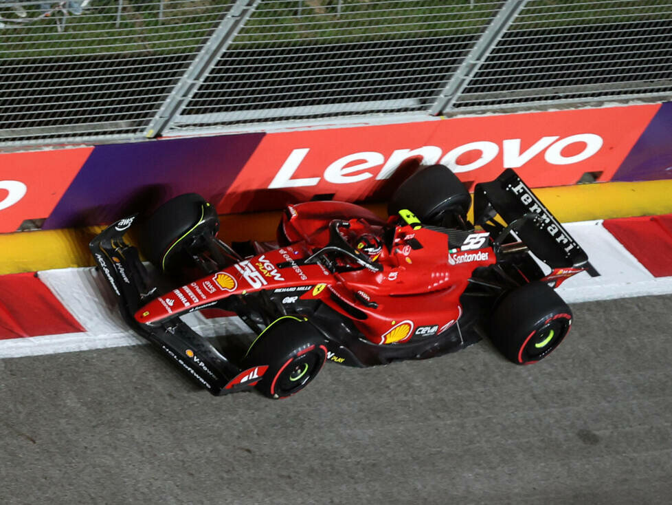 Carlos Sainz (Ferrari SF-23) beim Training zum Formel-1-Rennen in Singapur 2023