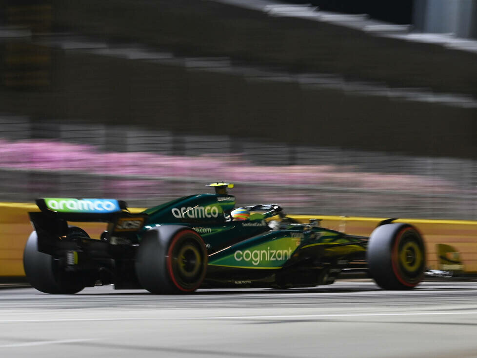 Fernando Alonso (Aston Martin AMR23) im Qualifying zum Formel-1-Rennen in Singapur 2023