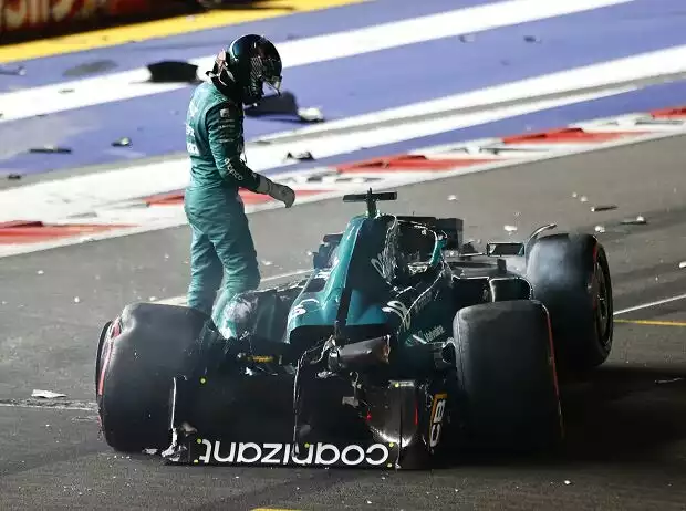 Titel-Bild zur News: Lance Stroll (Aston Martin AMR23) verunfallt im Qualifying zum Formel-1-Rennen in Singapur 2023