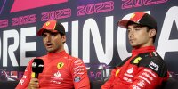 Carlos Sainz und Charles Leclerc (Ferrari) nach dem Qualifying zum Formel-1-Rennen in Singapur 2023