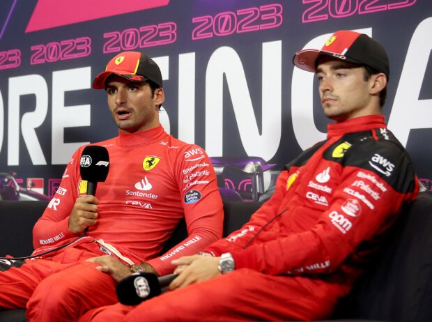 Titel-Bild zur News: Carlos Sainz und Charles Leclerc (Ferrari) nach dem Qualifying zum Formel-1-Rennen in Singapur 2023