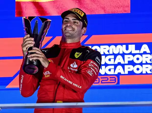 Carlos Sainz (Ferrari) bejubelt den Sieg beim Formel-1-Rennen in Singapur 2023 Titel-Bild zur News: Carlos Sainz (Ferrari) bejubelt den Sieg beim Formel-1-Rennen in Singapur 2023