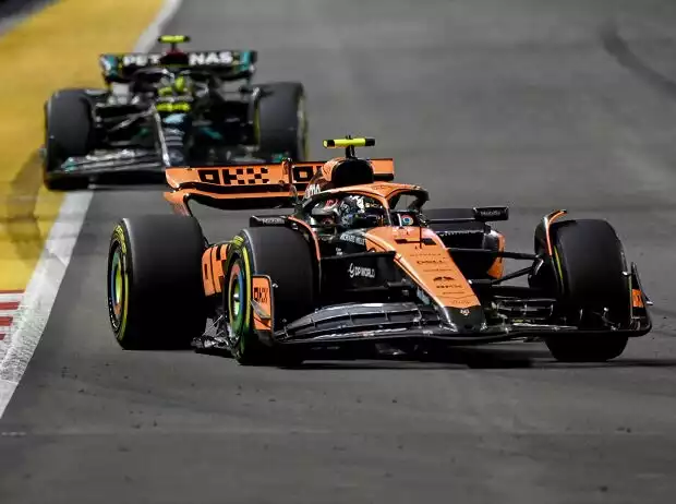 Lando Norris im McLaren mit einem Mercedes im Rückspiegel in Singapur Titel-Bild zur News: Lando Norris im McLaren mit einem Mercedes im Rückspiegel in Singapur