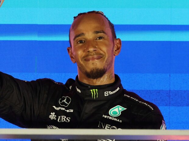 Titel-Bild zur News: Lewis Hamilton auf dem Formel-1-Podium in Singapur 2023