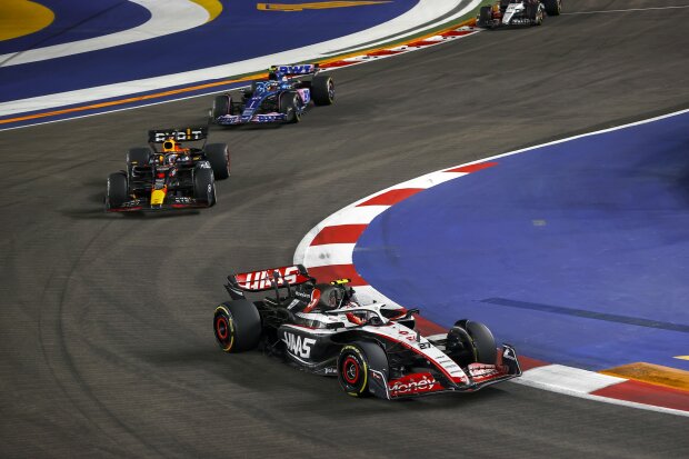 Nico Hülkenberg Max Verstappen Pierre Gasly Haas Haas F1Red Bull Red Bull F1Alpine Alpine F1 ~Nico Hülkenberg (Haas), Max Verstappen (Red Bull) und Pierre Gasly (Alpine) ~ Nico Hülkenberg Max Verstappen Pierre Gasly Haas Haas F1Red Bull Red Bull F1Alpine Alpine F1 ~Nico Hülkenberg (Haas), Max Verstappen (Red Bull) und Pierre Gasly (Alpine) ~