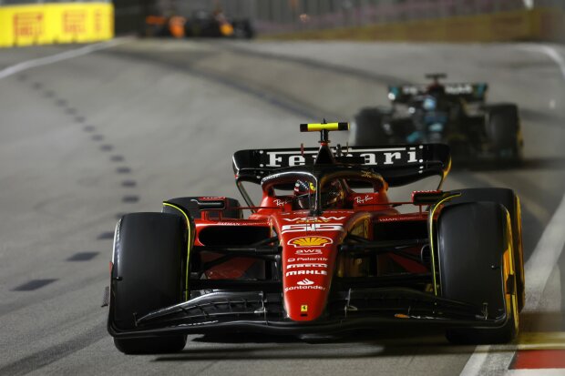 Carlos Sainz George Russell Ferrari Ferrari F1 ~Carlos Sainz (Ferrari) und George Russell (Mercedes) ~ Carlos Sainz George Russell Ferrari Ferrari F1 ~Carlos Sainz (Ferrari) und George Russell (Mercedes) ~