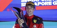 Carlos Sainz mit dem Siegerpokal nach dem Formel-1-Rennen in Singapur 2023