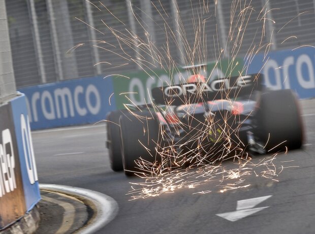 Max Verstappen im Red Bull RB19 beim Formel-1-Rennen in Singapur Max Verstappen im Red Bull RB19 beim Formel-1-Rennen in Singapur