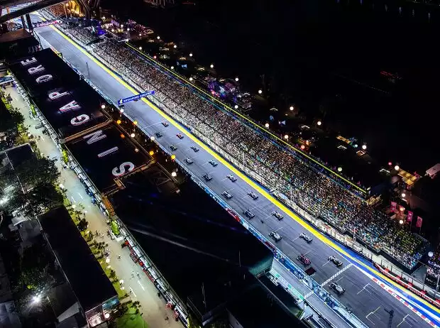 Formel-1-Start in Singapur 2023 aus der Vogelperspektive Titel-Bild zur News: Formel-1-Start in Singapur 2023 aus der Vogelperspektive