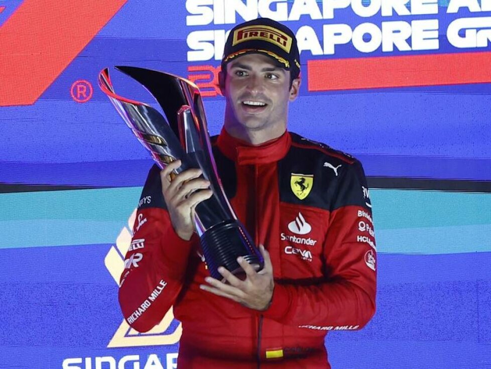 Carlos Sainz mit dem Siegerpokal nach dem Formel-1-Rennen in Singapur 2023