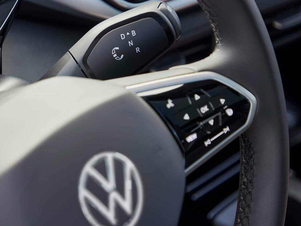 Den neuen Gangwahlhebel kennt man vom ID.7 und Passat B9