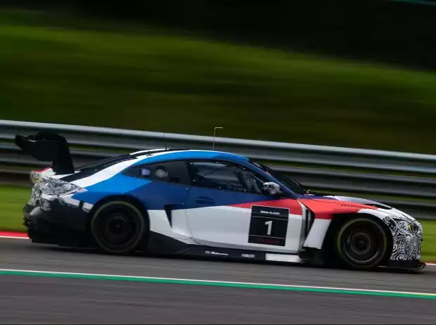 Der BMW M4 GT3 Evo unterscheidet sich optisch fast gar nicht vom aktuellen Modell Titel-Bild zur News: Der BMW M4 GT3 Evo unterscheidet sich optisch fast gar nicht vom aktuellen Modell