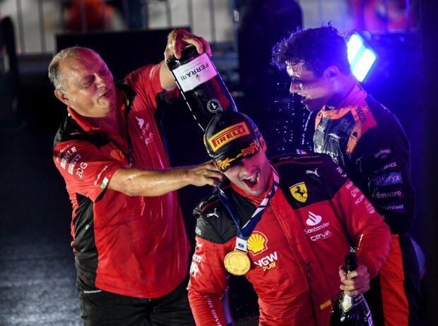 Titel-Bild zur News: Carlos Sainz auf dem Formel-1-Podium in Singapur 2023