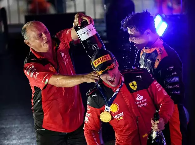 Carlos Sainz auf dem Formel-1-Podium in Singapur 2023 Titel-Bild zur News: Carlos Sainz auf dem Formel-1-Podium in Singapur 2023