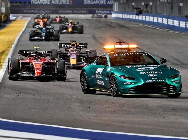 Titel-Bild zur News: Carlos Sainz beim Formel-1-Rennen in Singapur 2023 hinter dem Safety-Car