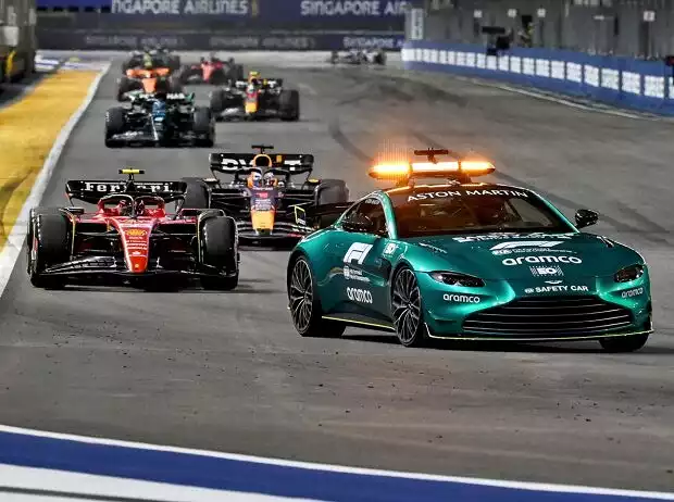 Carlos Sainz beim Formel-1-Rennen in Singapur 2023 hinter dem Safety-Car Titel-Bild zur News: Carlos Sainz beim Formel-1-Rennen in Singapur 2023 hinter dem Safety-Car