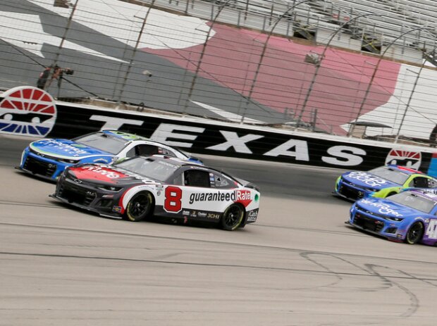 NASCAR-Action auf dem Texas Motor Speedway in Fort Worth NASCAR-Action auf dem Texas Motor Speedway in Fort Worth