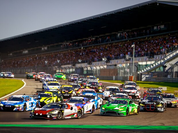 Start der NLS 2023 auf der Nürburgring-Nordschleife Start der NLS 2023 auf der Nürburgring-Nordschleife