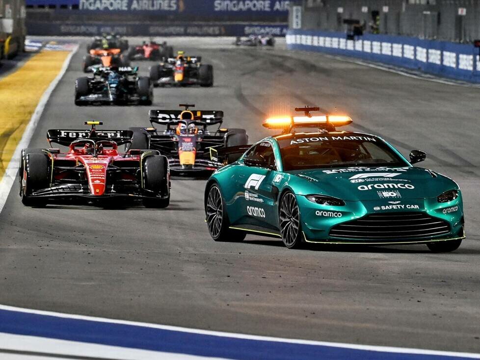 Carlos Sainz beim Formel-1-Rennen in Singapur 2023 hinter dem Safety-Car