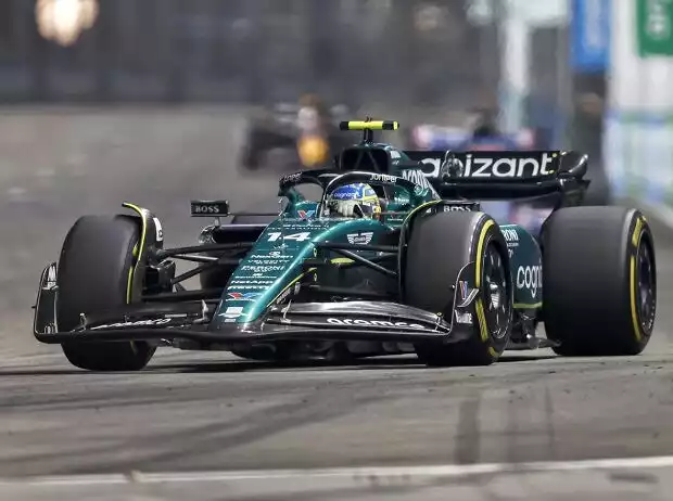 Fernando Alonso im Aston Martin AMR23 beim Formel-1-Rennen in Singapur 2023 Titel-Bild zur News: Fernando Alonso im Aston Martin AMR23 beim Formel-1-Rennen in Singapur 2023