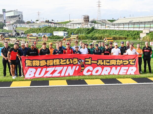 Sebastian Vettel mit den Formel-1-Fahrern hinter den gelb-schwarzen Randsteinen in Suzuka Sebastian Vettel mit den Formel-1-Fahrern hinter den gelb-schwarzen Randsteinen in Suzuka
