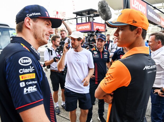 Titel-Bild zur News: Max Verstappen (Red Bull) redet mit Lando Norris (McLaren)