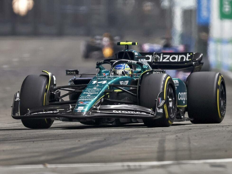 Fernando Alonso im Aston Martin AMR23 beim Formel-1-Rennen in Singapur 2023