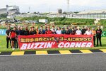 Sebastian Vettel mit den Formel-1-Fahrern 2023 vor seinen neuen Insektenhotels in Suzuka