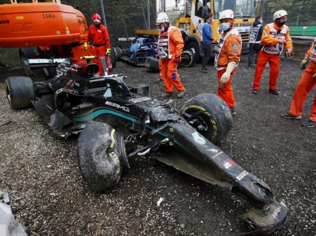 Der Mercedes von Bottas und der Williams von Russell nach dem Unfall 2021 in Imola