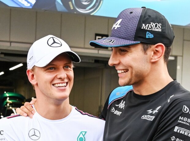 Titel-Bild zur News: Mick Schumacher (Mercedes) und Esteban Ocon (Alpine)