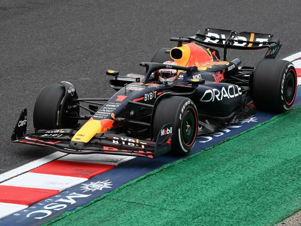 Max Verstappen im Red Bull RB19 in Suzuka