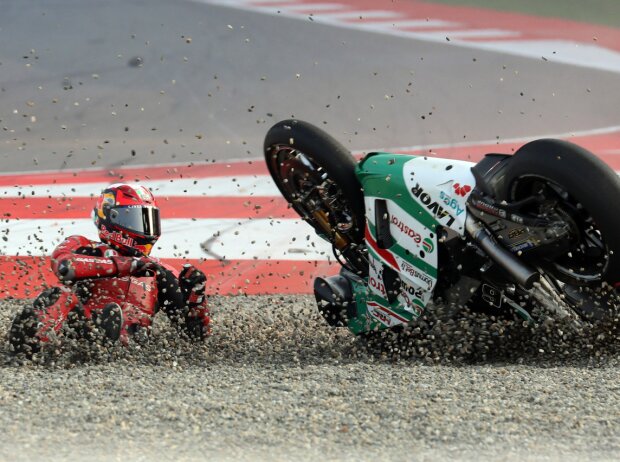 Titel-Bild zur News: Startunfall mit Pol Esarpgaro und Stefan Bradl im MotoGP-Sprint in Noida