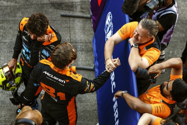 Zak Brown Oscar Piastri Lando Norris McLaren McLaren F1 ~Zak Brown, Oscar Piastri (McLaren) und Lando Norris (McLaren) ~ Zak Brown Oscar Piastri Lando Norris McLaren McLaren F1 ~Zak Brown, Oscar Piastri (McLaren) und Lando Norris (McLaren) ~