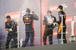 Christian Horner, Max Verstappen (Red Bull), Lando Norris (McLaren) und Oscar Piastri (McLaren) 