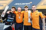 Lando Norris (McLaren), Zak Brown und Oscar Piastri (McLaren) 