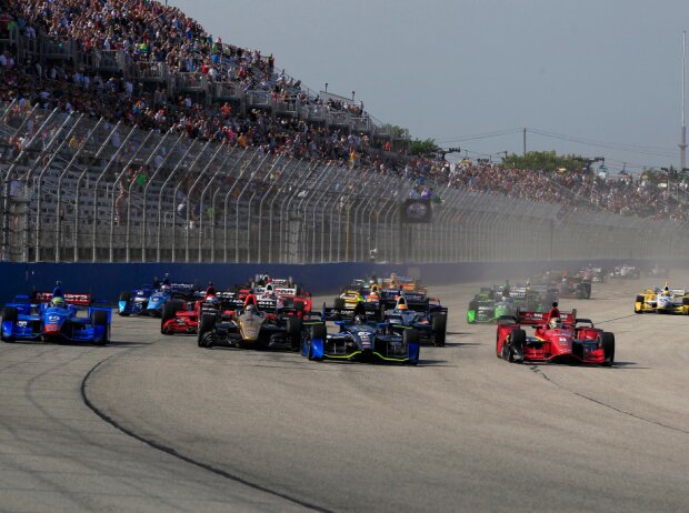 Start zum IndyCar-Rennen in Milwaukee 2015: Josef Newgarden führt vor Sage Karam