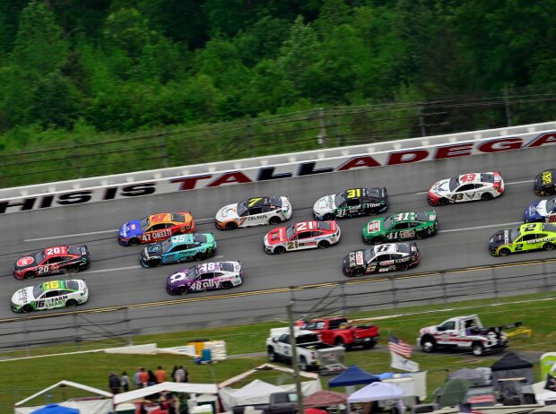 NASCAR-Action auf dem Talladega Superspeedway NASCAR-Action auf dem Talladega Superspeedway